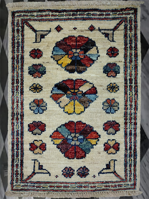 1' 6"X 2' 00"Pakistani Woolen Handmade Floral Vegetable Dyed Rug – 1'6" × 2'