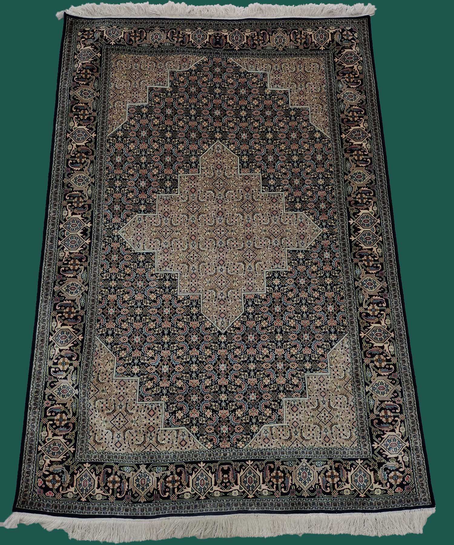 4'X6' Kashmir/Silk Handmade Romance/Smoky Black Area Rug – 4' × 6'